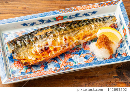 經典的烤鯖魚,肥瘦相間。 經典的烤鯖魚,肥瘦相間。 142695202