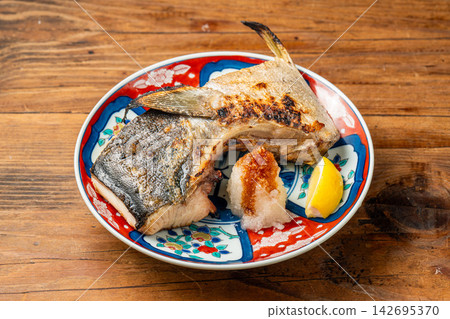 烤黃尾魚下巴,肥美可口 烤黃尾魚下巴,肥美可口 142695370