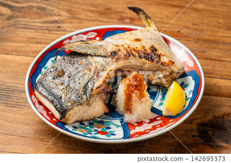 烤黃尾魚下巴,肥美可口 烤黃尾魚下巴,肥美可口 142695373