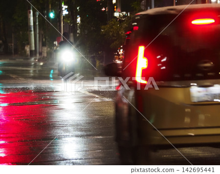 雨中摩托車行駛 雨中摩托車行駛 142695441