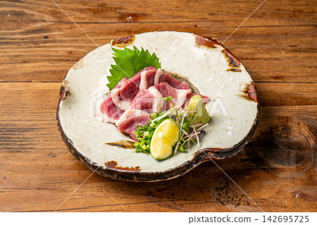 Fresh and luxurious Kawachi duck loin sashimi 142695725