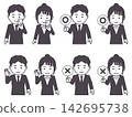 【圖示】身穿灰色西裝的男女。看著智慧型手機，做出「OK」手勢，分別表示正確答案和錯誤答案。 142695738