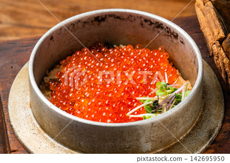 A luxurious rice dish filled with plenty of salmon roe and salmon roe. A luxurious rice dish filled with plenty of salmon roe and salmon roe. 142695950