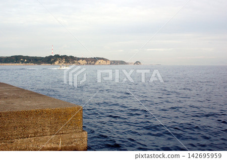 從城島看到的黑島防波堤和三浦半島。 142695959