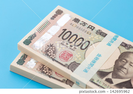一疊價值200萬日圓的鈔票 一疊價值200萬日圓的鈔票 142695962