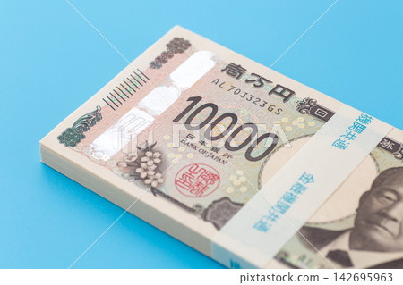 一疊100萬日元鈔票 142695963