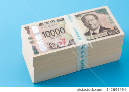 一疊價值600萬日圓的鈔票 一疊價值600萬日圓的鈔票 142695964