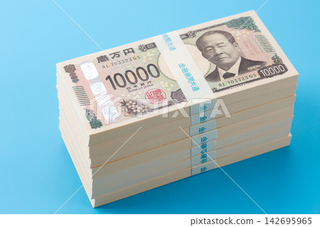 一疊價值700萬日圓的鈔票 一疊價值700萬日圓的鈔票 142695965