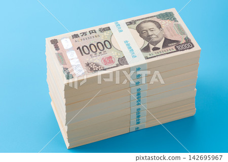 一疊價值1000萬日圓的鈔票 一疊價值1000萬日圓的鈔票 142695967