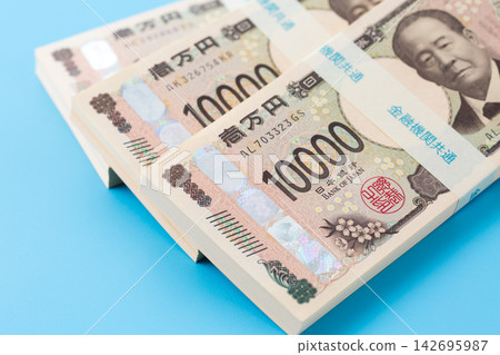 一疊 300 萬日圓鈔票 142695987