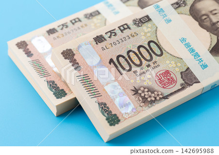 一疊價值200萬日圓的鈔票 一疊價值200萬日圓的鈔票 142695988