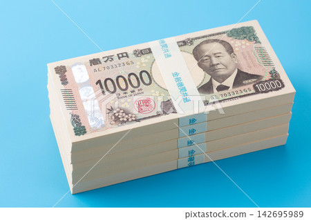 一疊價值500萬日圓的鈔票 一疊價值500萬日圓的鈔票 142695989