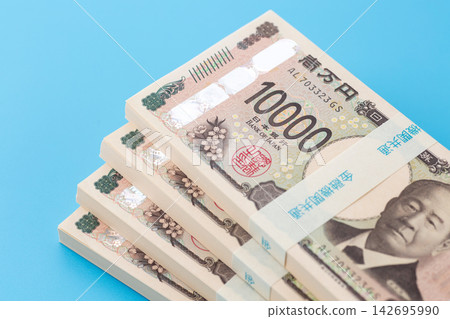 一疊價值400萬日圓的鈔票 一疊價值400萬日圓的鈔票 142695990