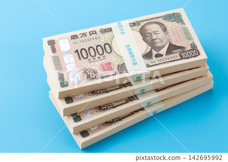 一疊價值400萬日圓的鈔票 一疊價值400萬日圓的鈔票 142695992