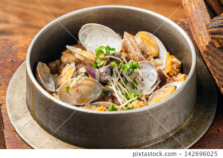 精緻的釜飯（用鍋子煮的米飯），帶有蛤蜊和山椒葉的香味。 142696025
