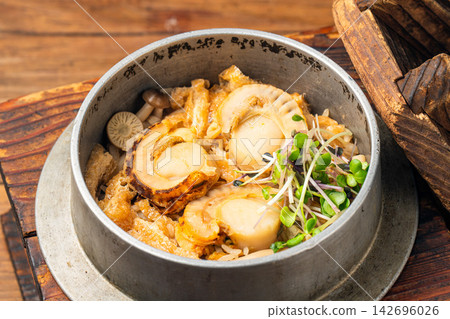 鍋裡煮的扇貝飯,鮮香四溢。 鍋裡煮的扇貝飯,鮮香四溢。 142696026