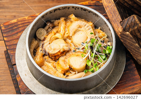 鍋裡煮的扇貝飯,鮮香四溢。 鍋裡煮的扇貝飯,鮮香四溢。 142696027