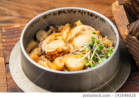 鍋裡煮的扇貝飯,鮮香四溢。 鍋裡煮的扇貝飯,鮮香四溢。 142696028