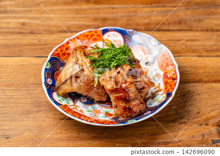 Juicy grilled king oyster mushrooms, fragrant and crispy over charcoal. Juicy grilled king oyster mushrooms, fragrant and crispy over charcoal. 142696090