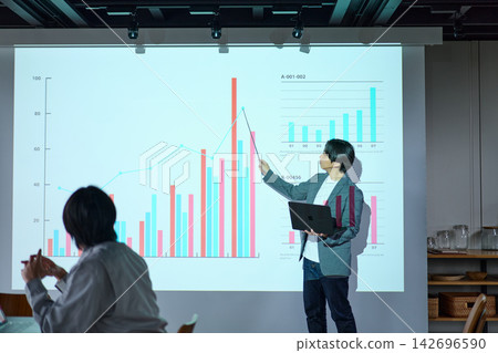 一個人在投影儀上做演示 一個人在投影儀上做演示 142696590