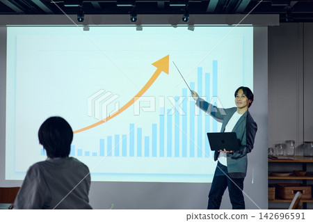 一個人在投影儀上做演示 一個人在投影儀上做演示 142696591