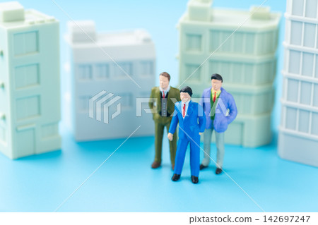 辦公大樓和一位穿著西裝的商務人士人體模型 142697247