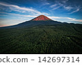 從空中俯瞰籠罩在紅色燈光下的富士山和青木原森林。 142697314