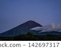富士山和暮色中漂浮的雲朵 142697317
