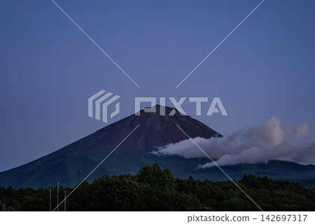 富士山和暮色中漂浮的雲朵 142697317