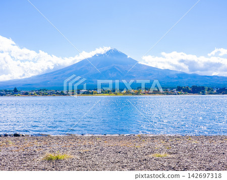 從河口湖岸邊眺望藍天和富士山 從河口湖岸邊眺望藍天和富士山 142697318
