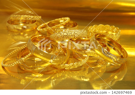 gold bracelets gold bracelets 142697469