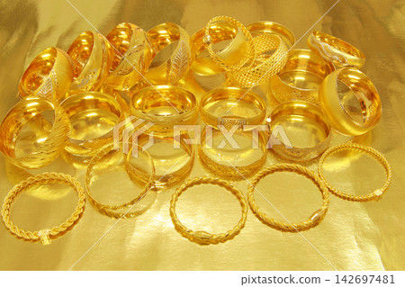 gold bracelets 142697481