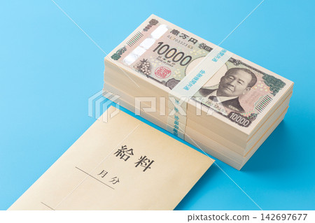 一疊價值500萬日圓的現金和工資(藍色背景) 一疊價值500萬日圓的現金和工資(藍色背景) 142697677