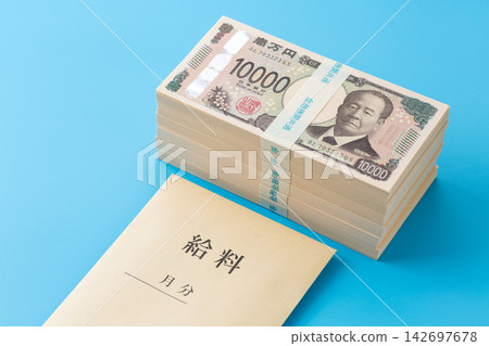 一疊價值600萬日圓的現金和工資(藍色背景) 一疊價值600萬日圓的現金和工資(藍色背景) 142697678