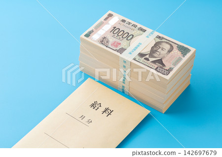 一疊價值700萬日圓的現金和工資(藍色背景) 一疊價值700萬日圓的現金和工資(藍色背景) 142697679