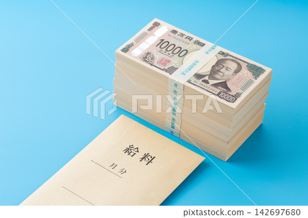 一疊價值 800 萬日圓的現金和工資（藍色背景） 142697680