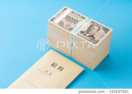一疊價值900萬日圓的現金和工資(藍色背景) 一疊價值900萬日圓的現金和工資(藍色背景) 142697681