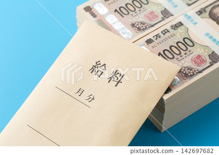 一疊1000萬日元鈔票和工資(藍色背景) 一疊1000萬日元鈔票和工資(藍色背景) 142697682