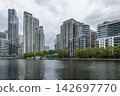 Waterfront skyscrapers and apartments in London 142697770