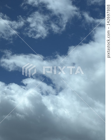 When you pass through the space between clouds, the other side is a blue sky When you pass through the space between clouds, the other side is a blue sky 142697808