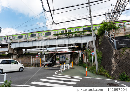 清水高架橋,位於京王線筒辻丘站和柴崎站之間的高架軌道下方,東京都調布市西筒辻丘。 清水高架橋,位於京王線筒辻丘站和柴崎站之間的高架軌道下方,東京都調布市西筒辻丘。 142697904
