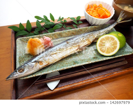 鹽烤秋刀魚,盛於托盤上 鹽烤秋刀魚,盛於托盤上 142697979