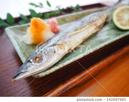 Salt-grilled saury served on a tray 142697985