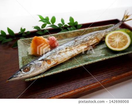 鹽烤秋刀魚,盛於托盤上 鹽烤秋刀魚,盛於托盤上 142698008