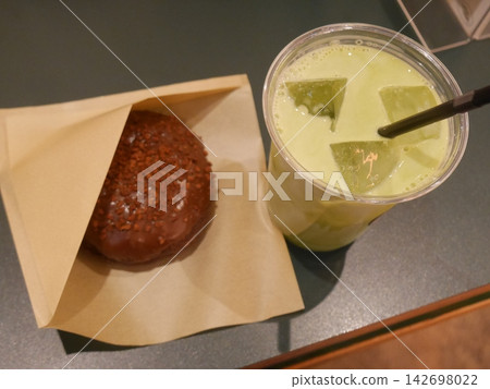 巧克力脆皮甜甜圈和抹茶拿鐵 巧克力脆皮甜甜圈和抹茶拿鐵 142698022