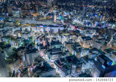夜晚的池袋站週邊城市景觀,燈火輝煌的大型商業設施熠熠生輝。 夜晚的池袋站週邊城市景觀,燈火輝煌的大型商業設施熠熠生輝。 142698723