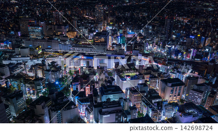 夜晚的池袋站週邊城市景觀,燈火輝煌的大型商業設施熠熠生輝。 夜晚的池袋站週邊城市景觀,燈火輝煌的大型商業設施熠熠生輝。 142698724