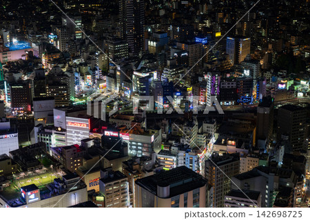 夜晚的池袋站週邊城市景觀,燈火輝煌的大型商業設施熠熠生輝。 夜晚的池袋站週邊城市景觀,燈火輝煌的大型商業設施熠熠生輝。 142698725