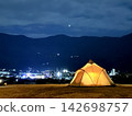 露營時可以欣賞夜景，帳篷裡燈光搖曳。 142698757