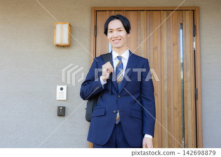 男人在工作 142698879